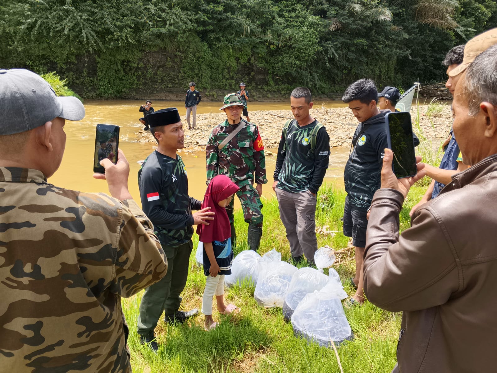 Pelestarian sungai dengan menanam bibit ikan dengan komunitas sungai lestari desa tegallega