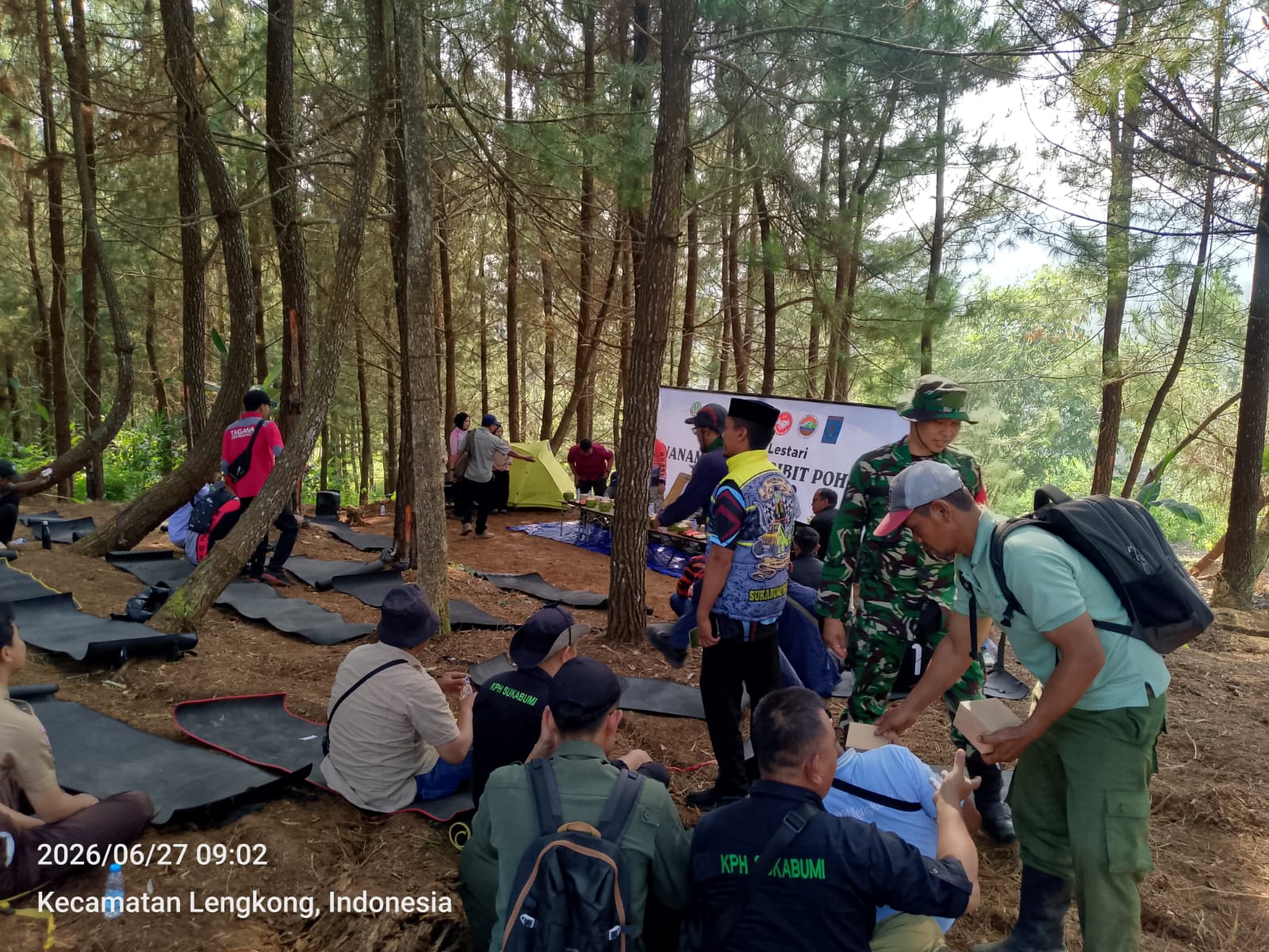 gerakan penanaman 15.000 bibit pohon di kawasan hulu Daerah Aliran Sungai (DAS) Cikaso